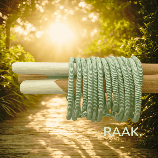 Draadarmbanden in muntgroen op houten stokje, boho stijl, eerlijk handgemaakt