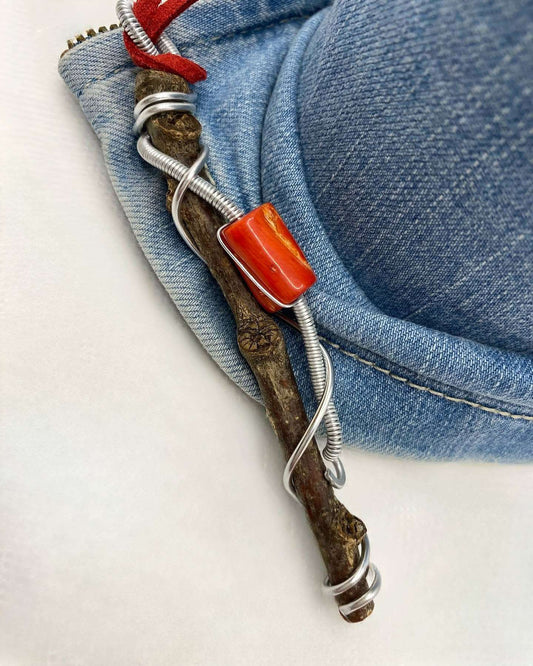 Unieke houten en metalen sieraden met rode steen, handgemaakt
