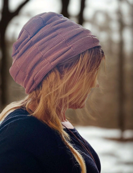 Modieuze unisex beanie voor dames, in herfstkleuren, buiten gedragen