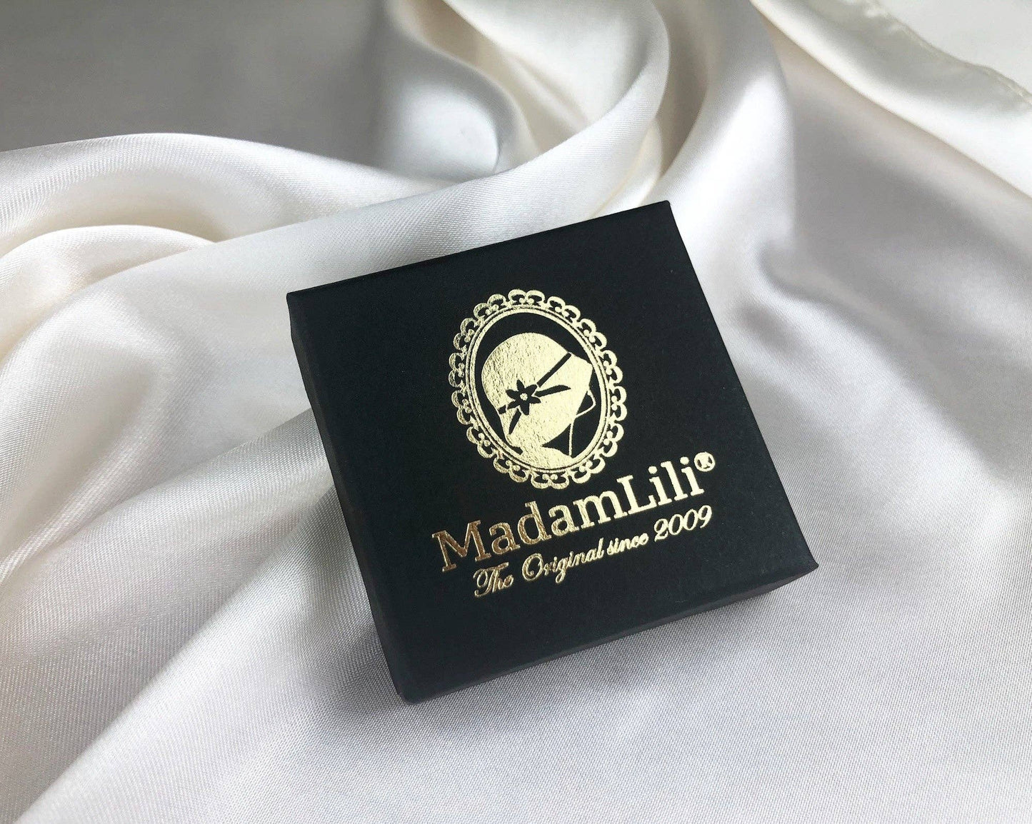 Verpakking van RAAK oorringen veer met glazen bol, luxe zwart doosje met gouden logo, handgemaakt