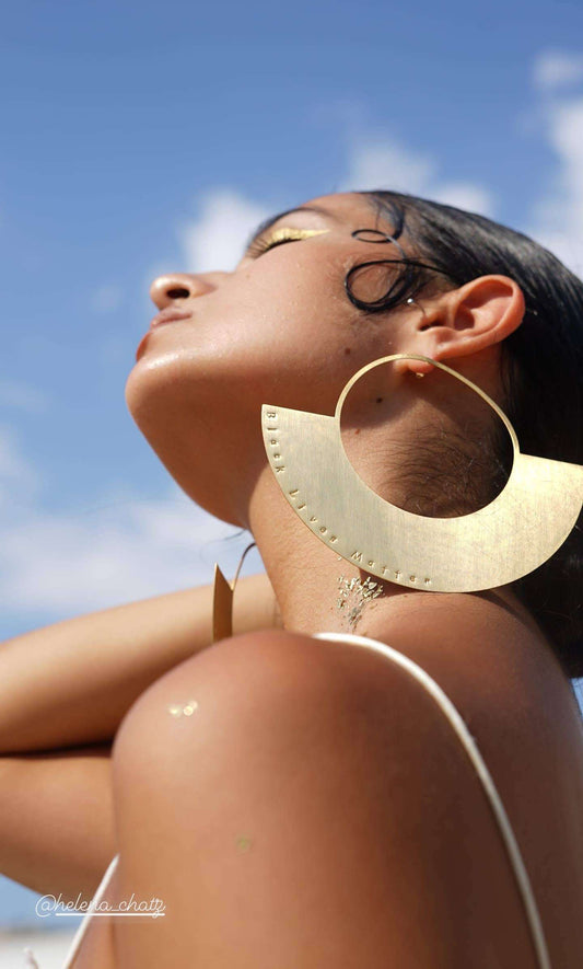 Moderne grote oorbel met gouden afwerking