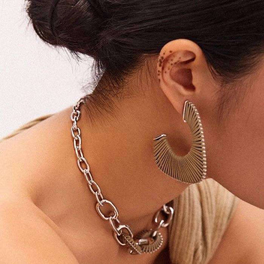 Zilveren oorbellen CIRKLA met kettingaccessoire van RAAK.Oorring