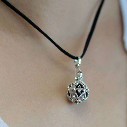 zwarte halsketting met gedetailleerde zilveren hanger, artisanale sieraden