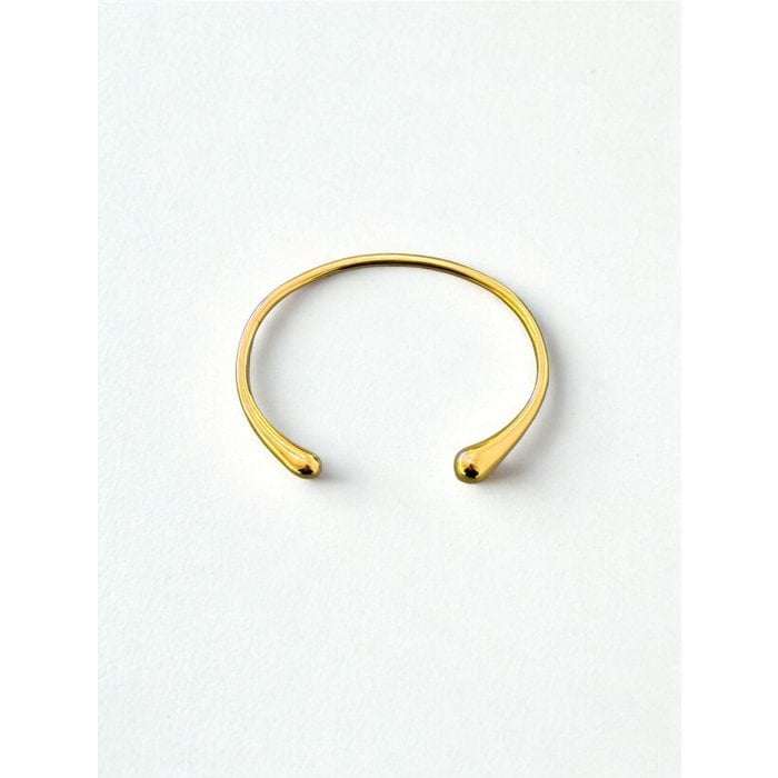 Minimalistische gouden armband op witte achtergrond