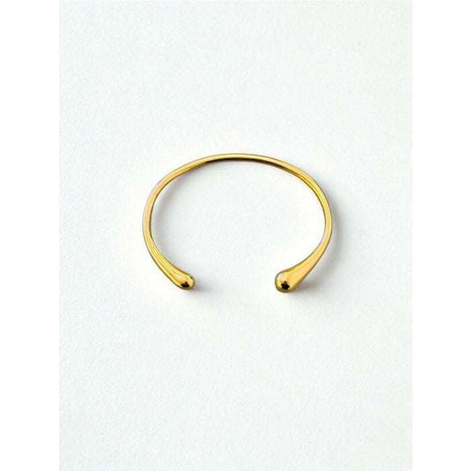 Minimalistische gouden armband op witte achtergrond