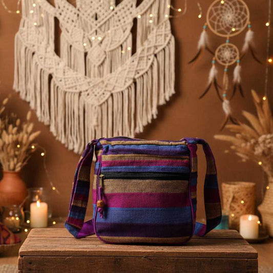 Kleurrijke handtas met macramé decor en sfeervolle achtergrond