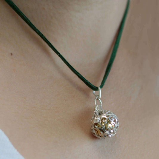 zilveren engelenbel ketting met gouden detail