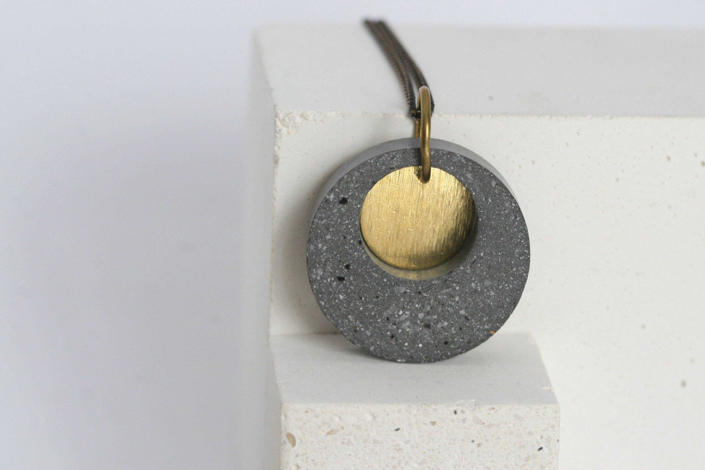 Beton ketting met messing schijf en zwarte ketting
