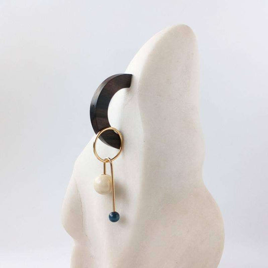 Moderne oorbellen met houten kralen en goudkleurige details