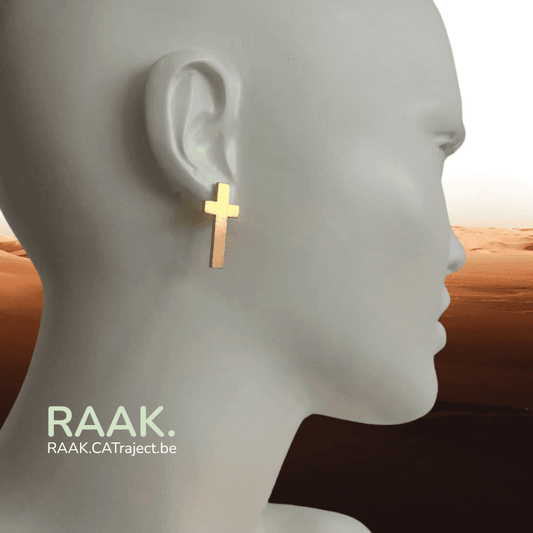 gouden kruis oorbellen op model