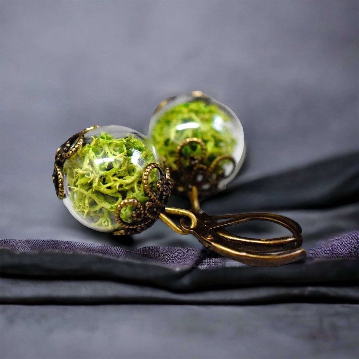 Natuur oorbellen met groene mos in glazen bol, vintage stijl