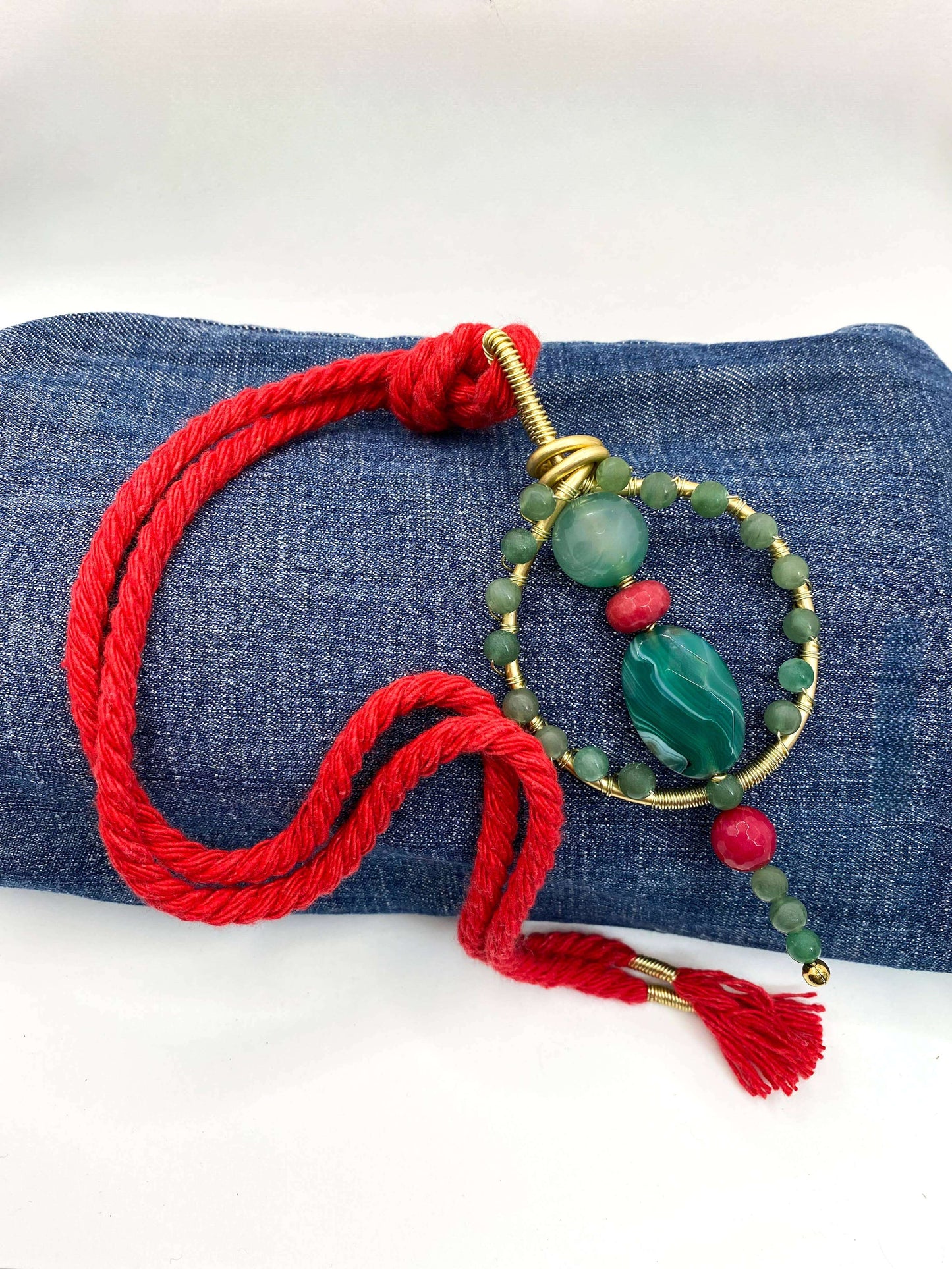 handgemaakte halsketting met groene en rode stenen, boho stijl, spirituele sieraden