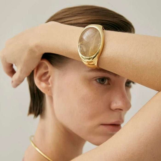 Vergulde messing armband met goudgerutileerde kwarts, minimalistisch en stijlvol