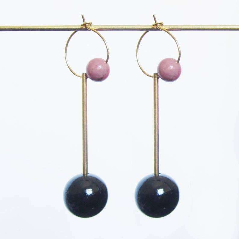 Goudkleurige oorbellen met roze en zwarte kralen, minimalistisch design
