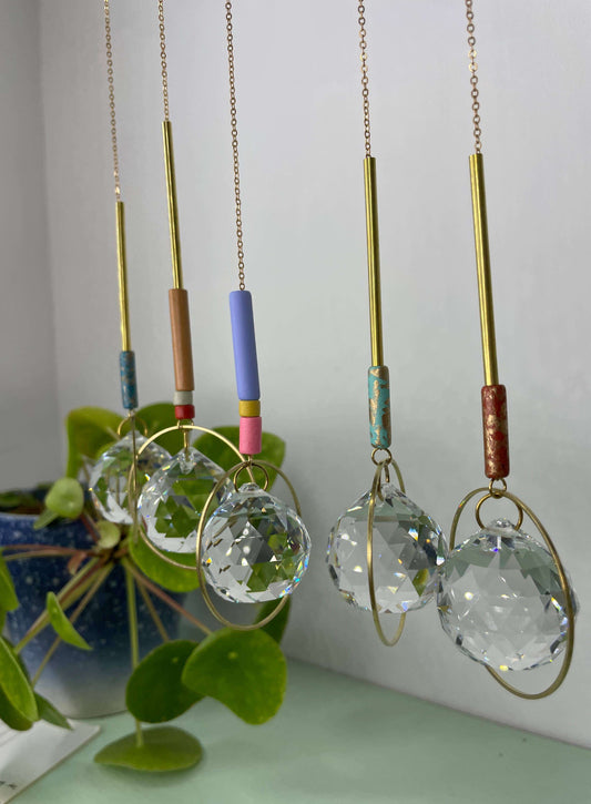 Kleurrijke handgemaakte zonnevanger met kristal en keramische kralen