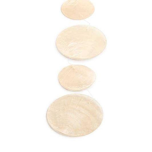 Close-up van beige capiz schelpen slinger met cirkelvormige schijven voor wanddecoratie
