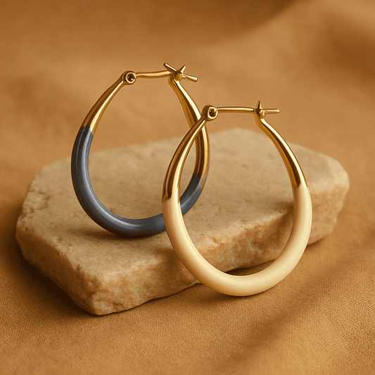 Gouden en blauw emaille oorbellen op houten achtergrond