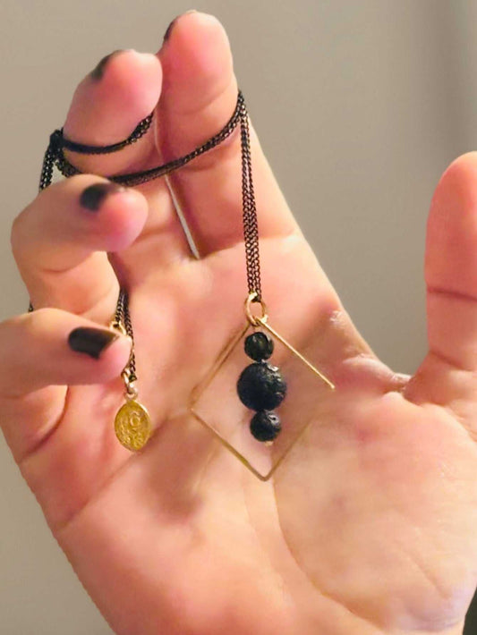 Set van zwart lavasteen diffuser kettingen met gouden en zwarte metalen schakels, handgemaakt