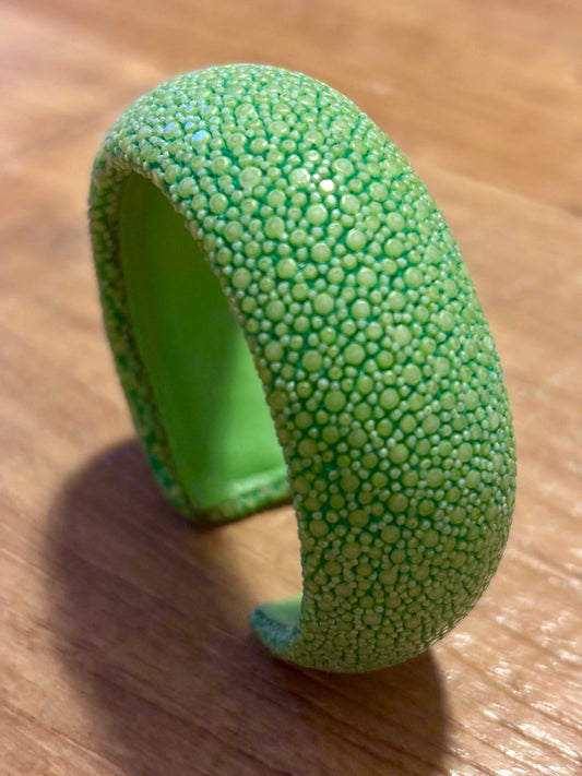 Lichtgroene shagreen armband van roggeleder, handgemaakt, statement sieraad