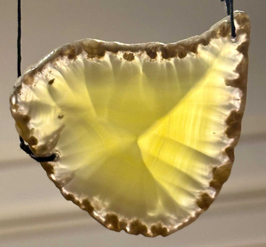 Natuurlijke agaatschijf hanger met verstelbaar waxkoord, boho sieraden geel