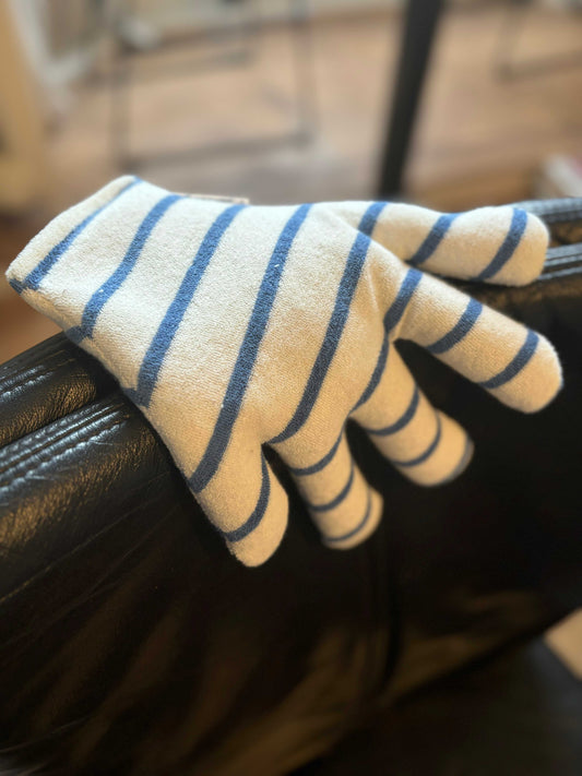 Wit en blauwe striped handverwarmingshandschoen, warmte en troost