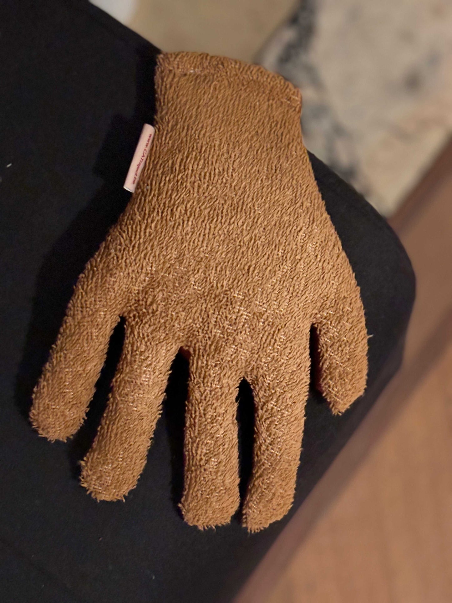 Zachte bruine handschoen van stof, geschikt voor zelfzorg en comfort