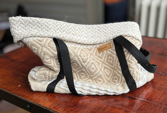 Duurzame beige boho tas van gerecycled voddentapijt met zwarte banden
