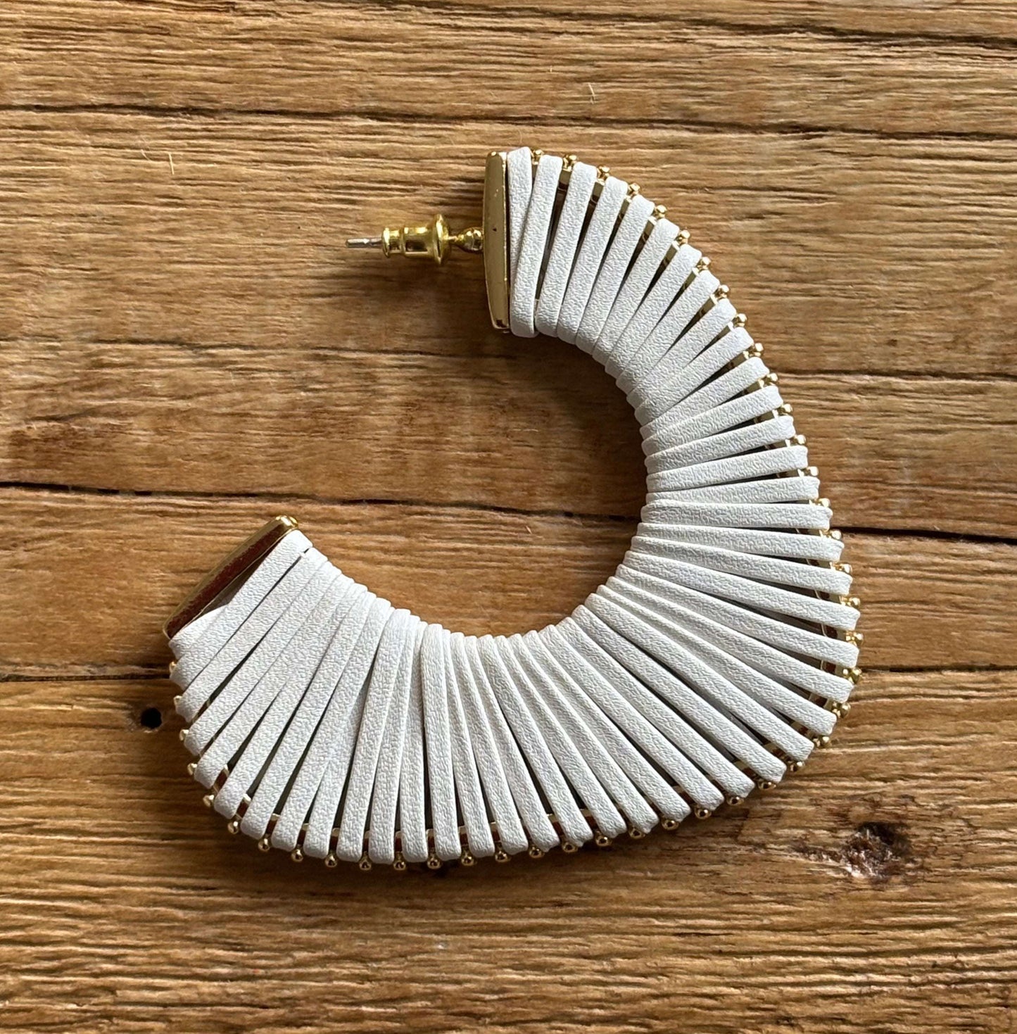 Grijze leren oorbellen, statement sieraden, uniek ontwerp, lichtgewicht, accessoires