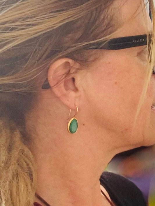 Gele gouden oorbellen met groene edelsteen, elegante sieraden, dames oorbellen
