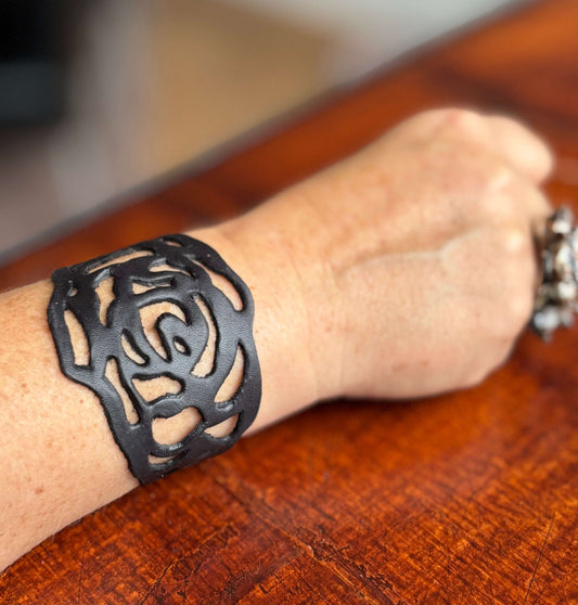 Stijlvolle zwarte leren armband met roosvormig ontwerp en verstelbare sluiting