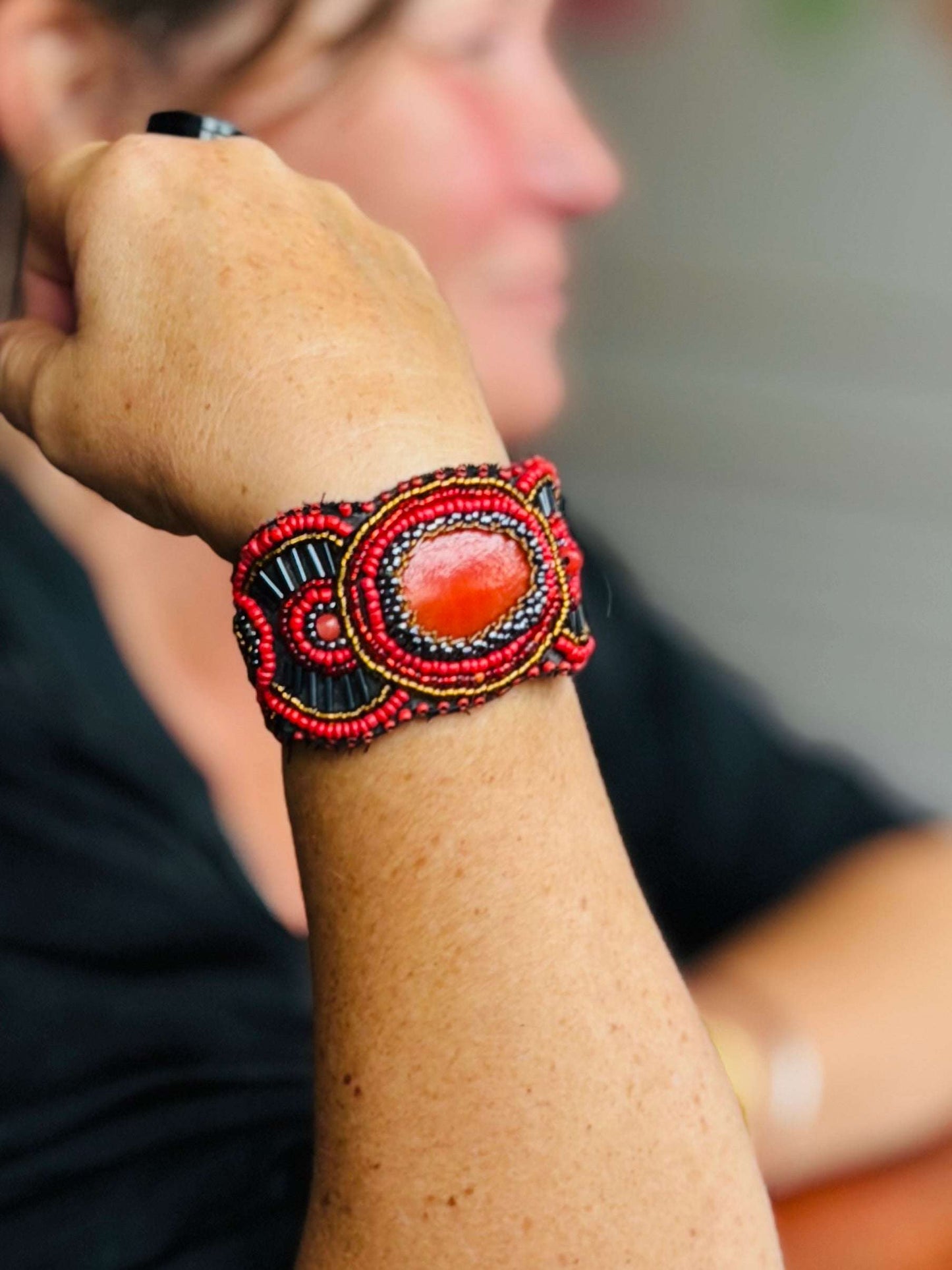 Kralenarmband met grote oranje steen en kleurrijk bohemian ontwerp