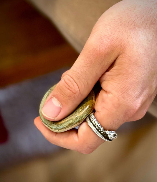 keramiek worry stone met duimkuiltje voor rust