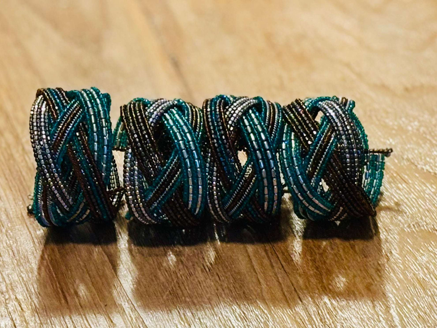 Diverse kleurrijke kralenarmbanden in turquoise, koper en zilver, handgemaakt en verbonden voor een uniek sieraad