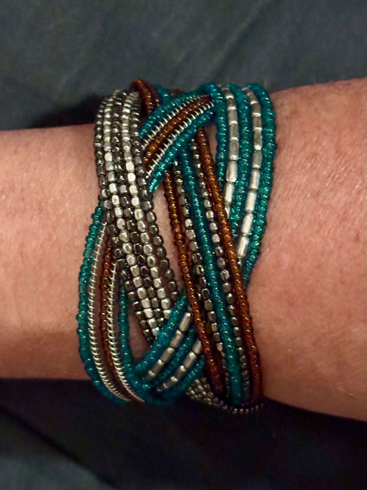 Veelkleurige kralenarmbanden met turquoise, koper en zilver, verbonden voor een krachtig en betekenisvol accessoire