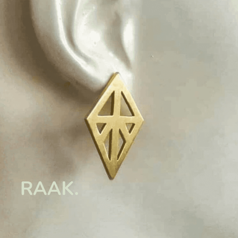 gouden geometrische oorbel PRISMA, minimalistisch design, RAAK.Oorring