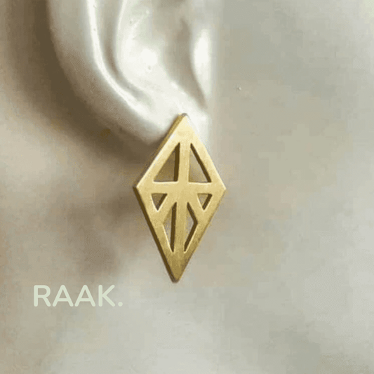 gouden geometrische oorbel PRISMA, minimalistisch design, RAAK.Oorring