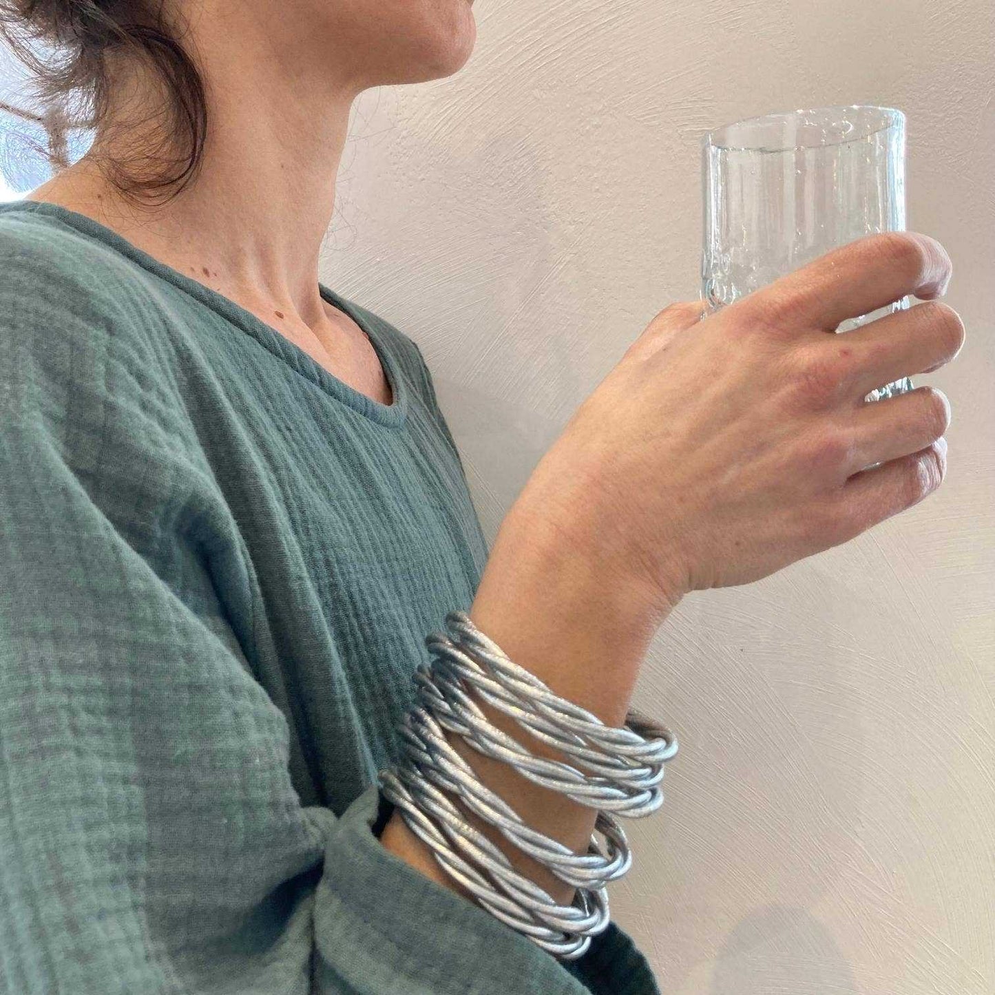 Model met Zilverkleurige gedraaide boeddhistische armband