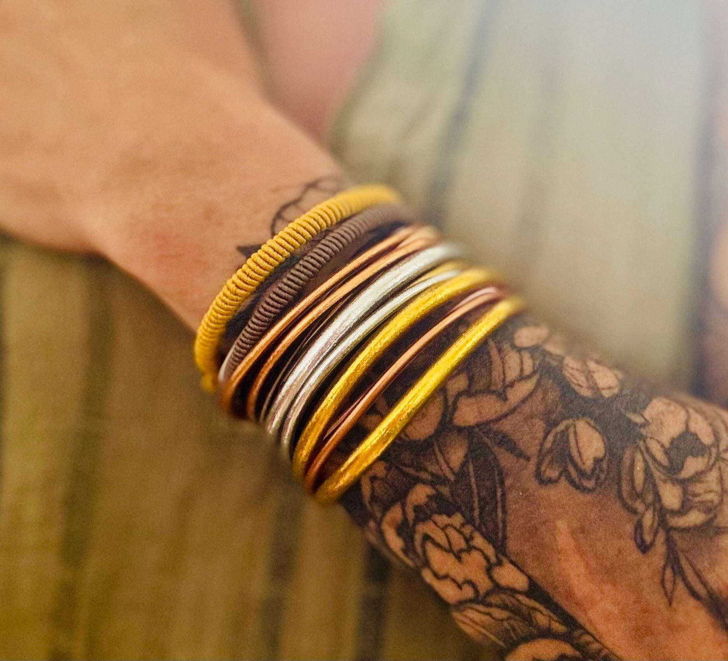 Dames met goudkleurige en gekleurde armbanden, stijlvolle accessoires voor fashion en sieraden