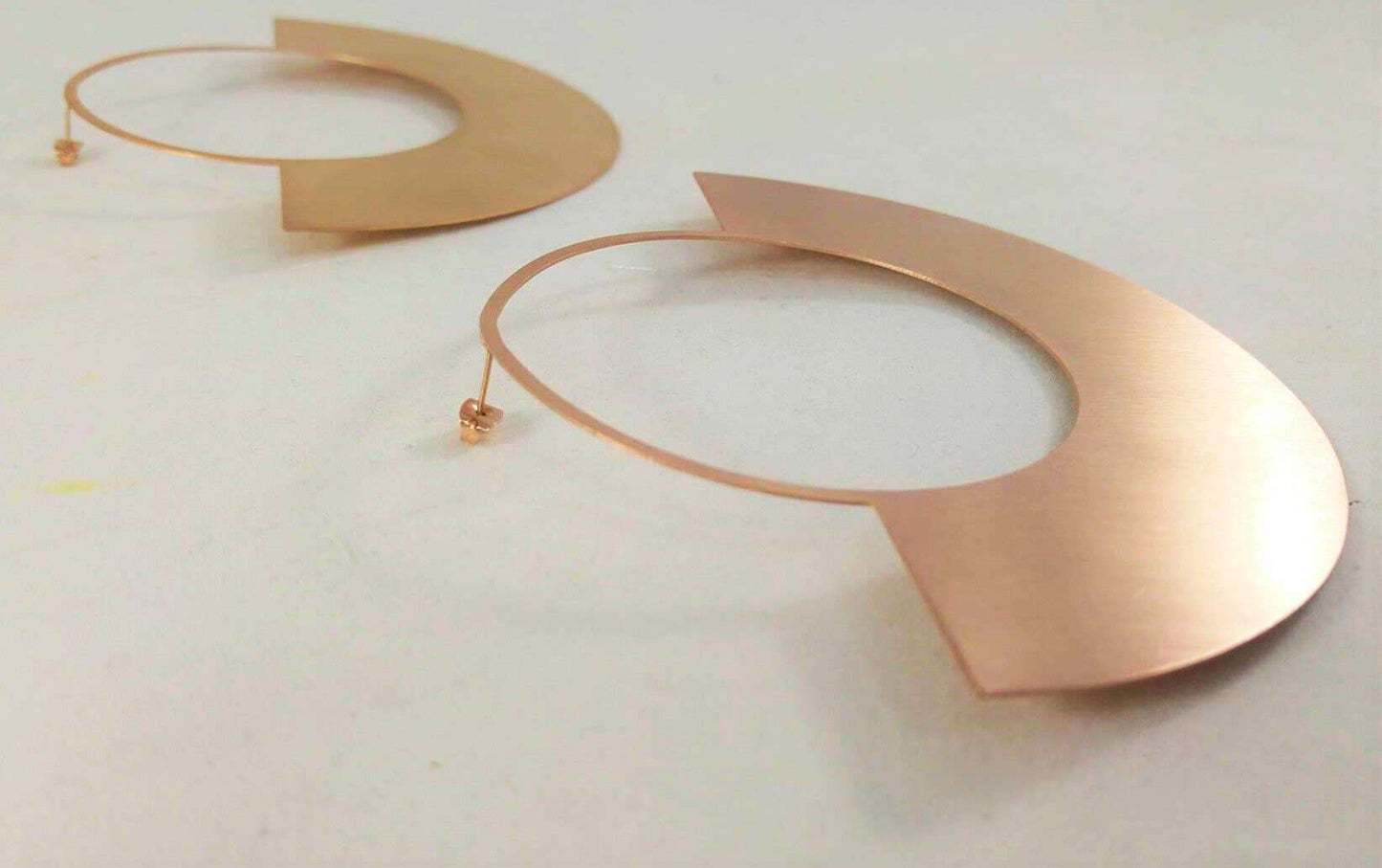 Unieke grote roségouden oorbel voor statement look