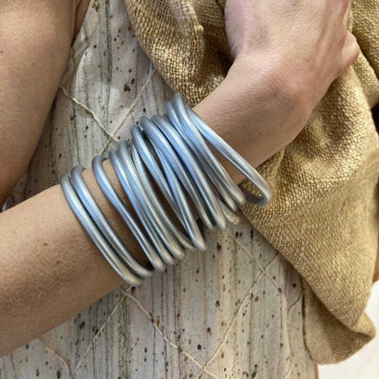 zilveren armband RAAK.Armband Boeddhi Zilver gedragen door vrouw