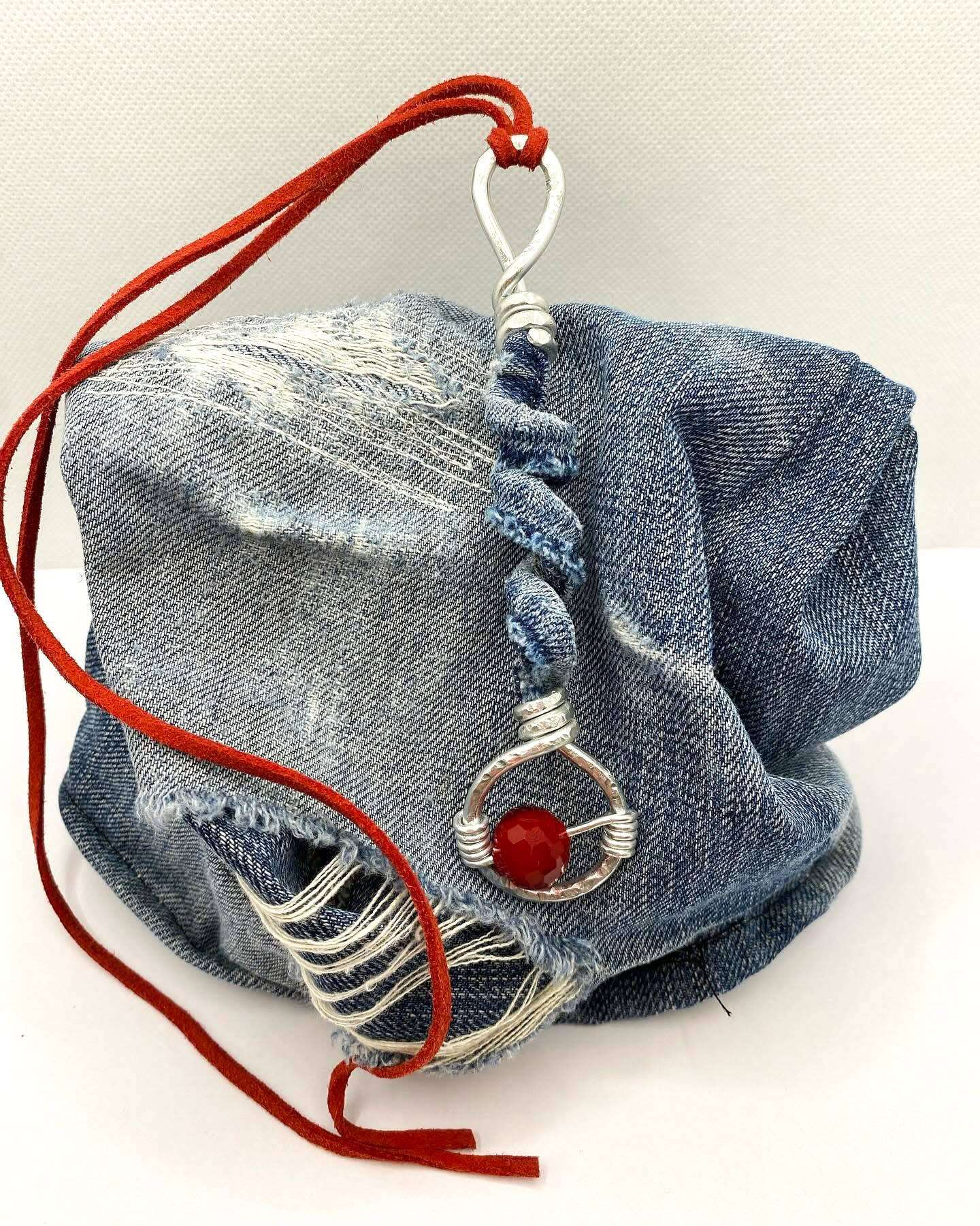 detail van unieke sieraden met rode steen en zilveren details, spirituele accessoires
