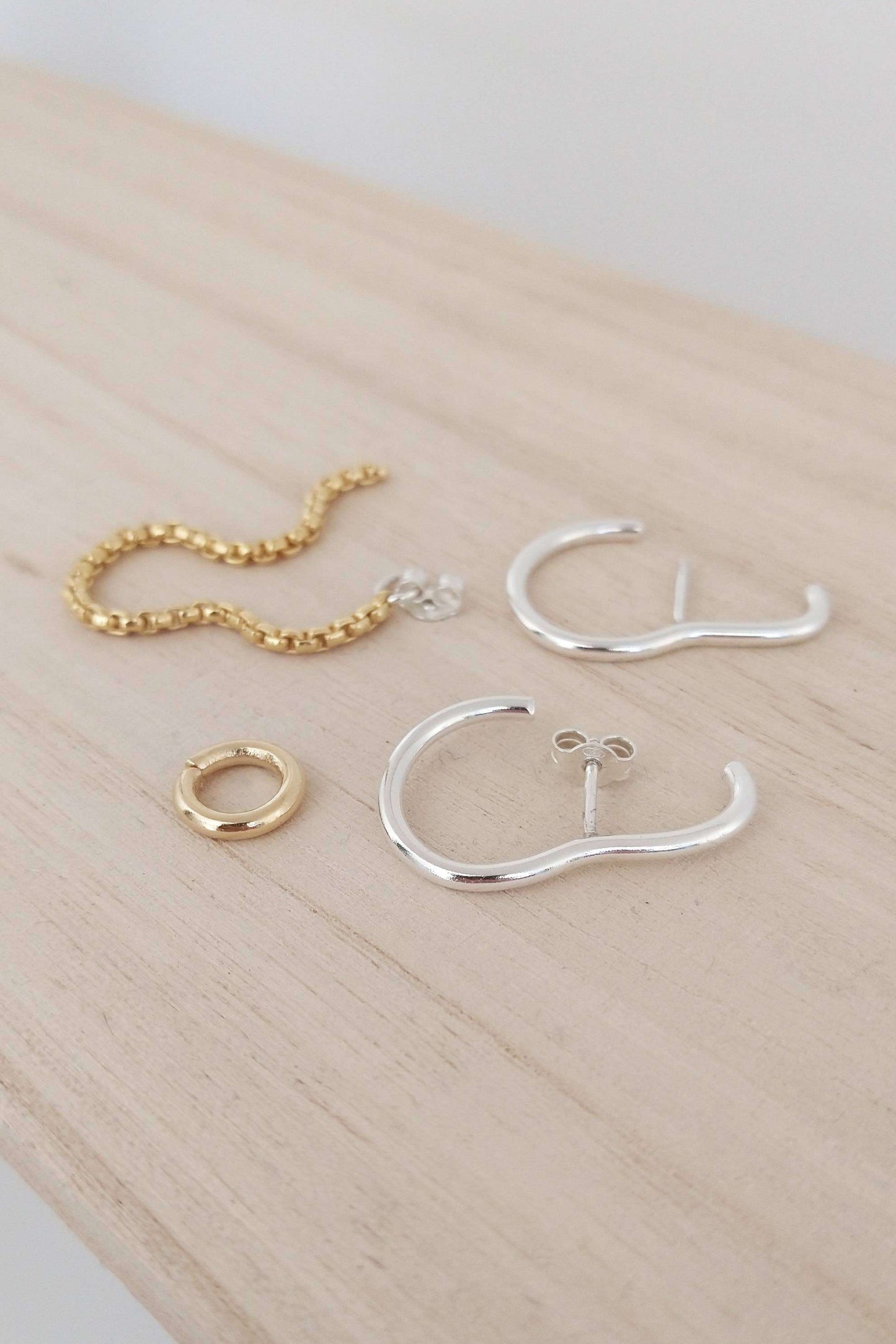 Stoere set van zilveren en gouden oorbellen met ketting en ring, minimalistische sieraden