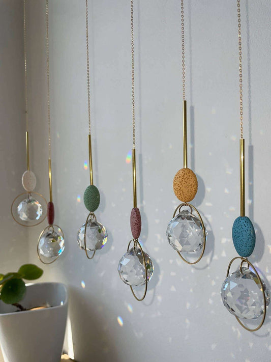 Kleurrijke zonnevanger met kristallen bol en gekleurde keramiek, sfeermaker voor interieur