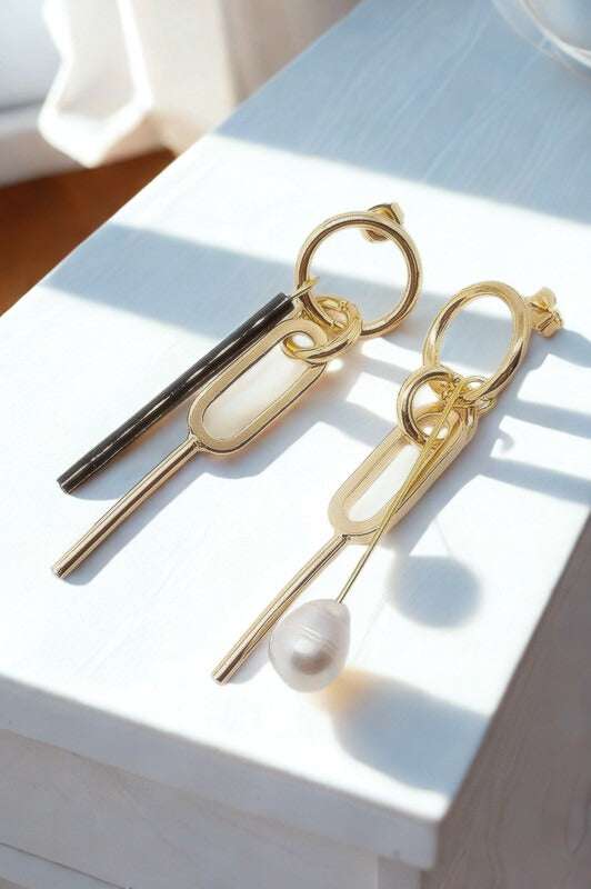 Unieke handgemaakte goudkleurige oorbellen met parel en metalen details
