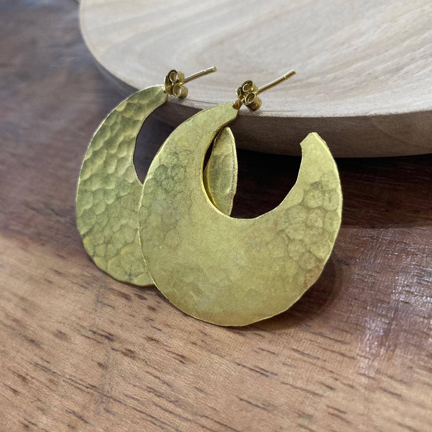 Gouden maanfomige oorbellen met handgemaakt textuur voor sieraden