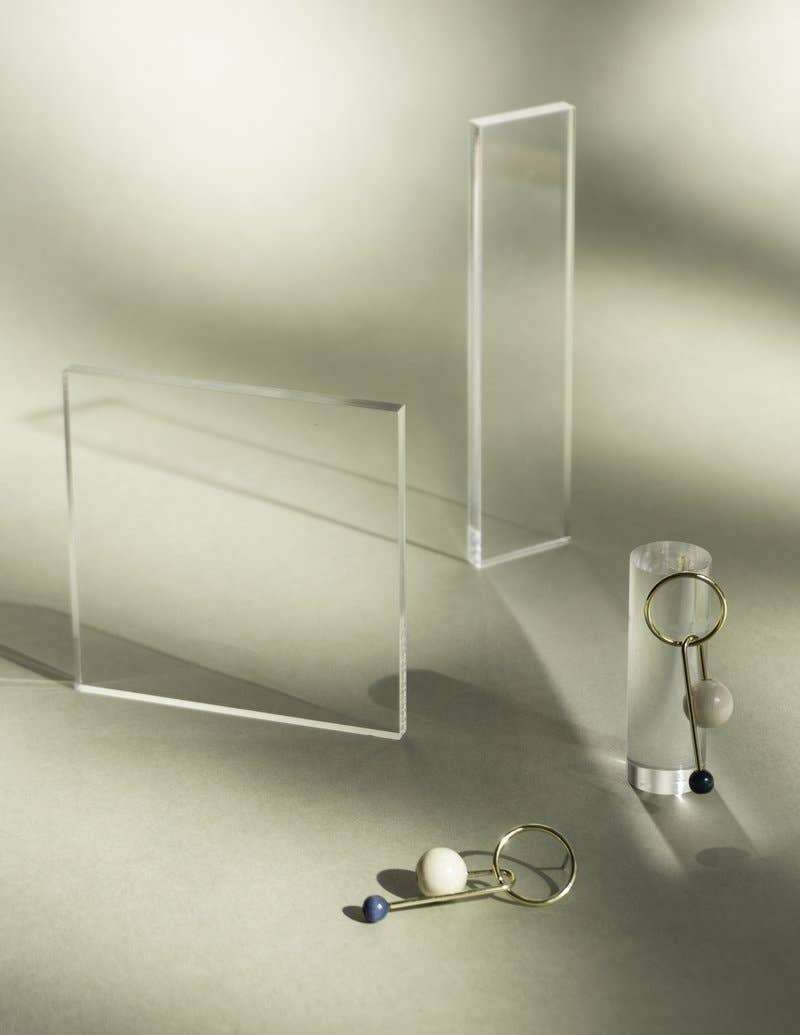 Minimalistische oorbellen met houten kralen en goudkleurige accenten