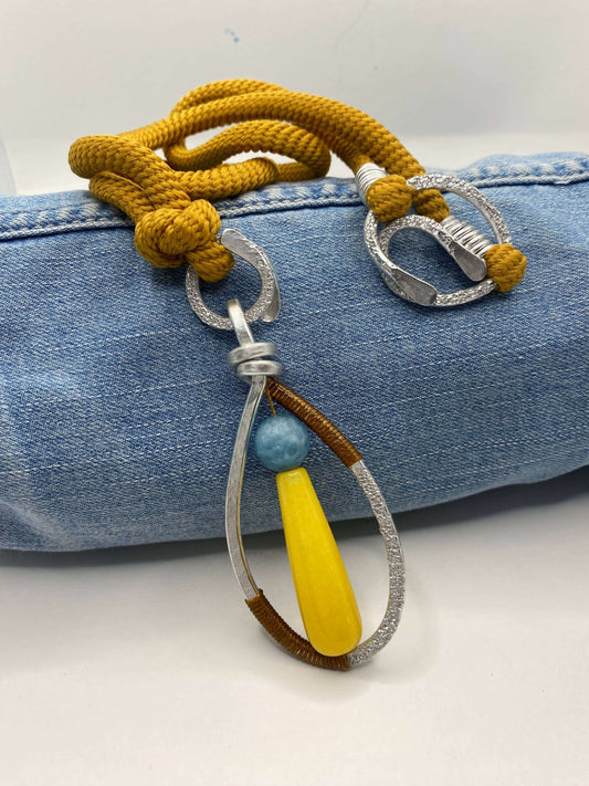 Unieke halsketting met geel en blauwe stenen, gecombineerd met metalen en geknoopte band
