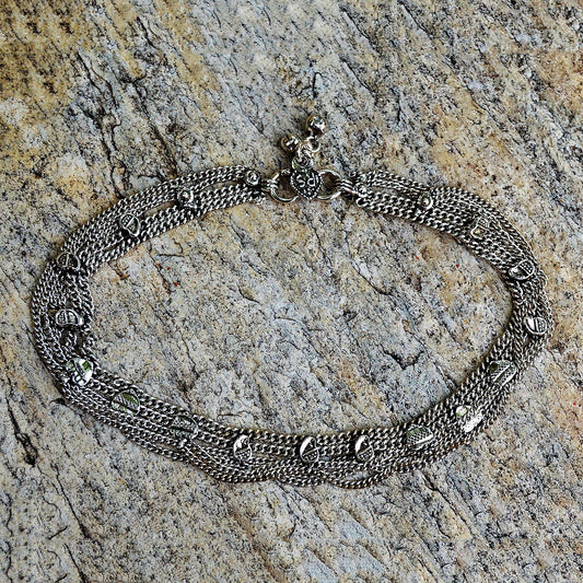 Zilveren ketting met symbolische details, artisanale sieraden, krachtobject, uniek design