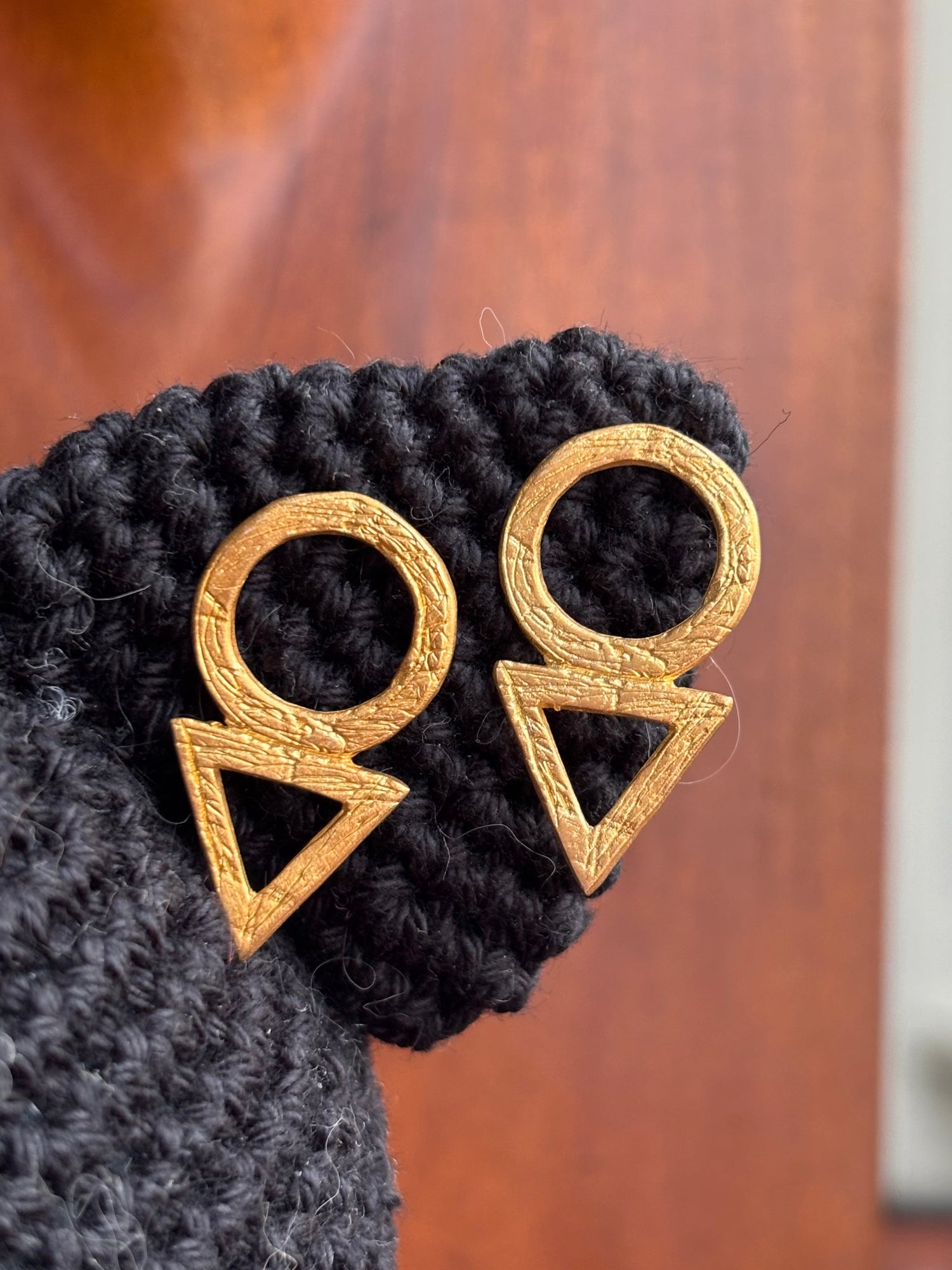 Sieraden op zwart breiwerk