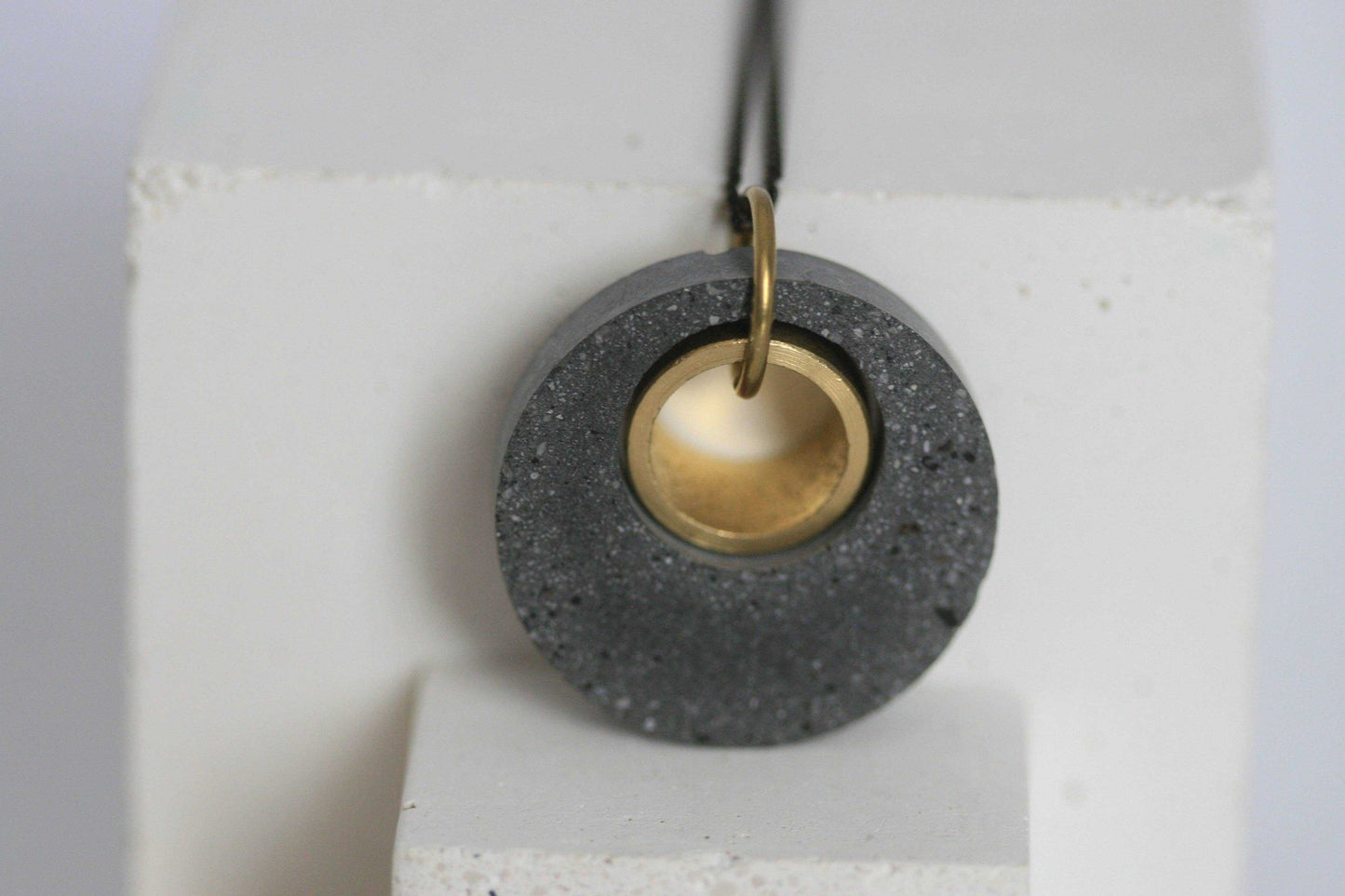 Beton ketting met gouden ring en zwarte ketting 